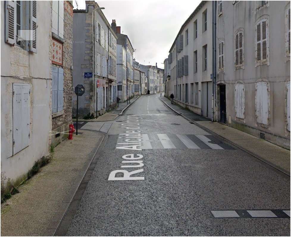 Trottoirs étroits et abaissés sur rue dangeureuse